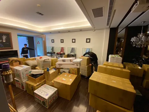 店面內打包好的紙箱等待搬運