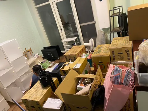師傅在住家客廳把雜物分類裝進紙箱