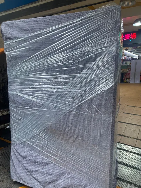 高大的家具用保護布和膠膜整件包覆